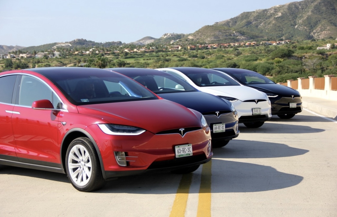 Teslas Model X alineadas en Los Cabos