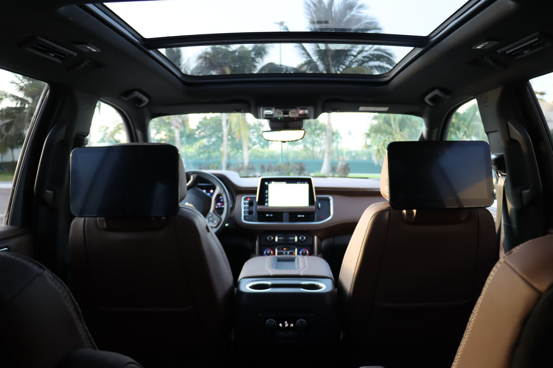 Interior premium de Suburban con asientos de piel y quemacocos