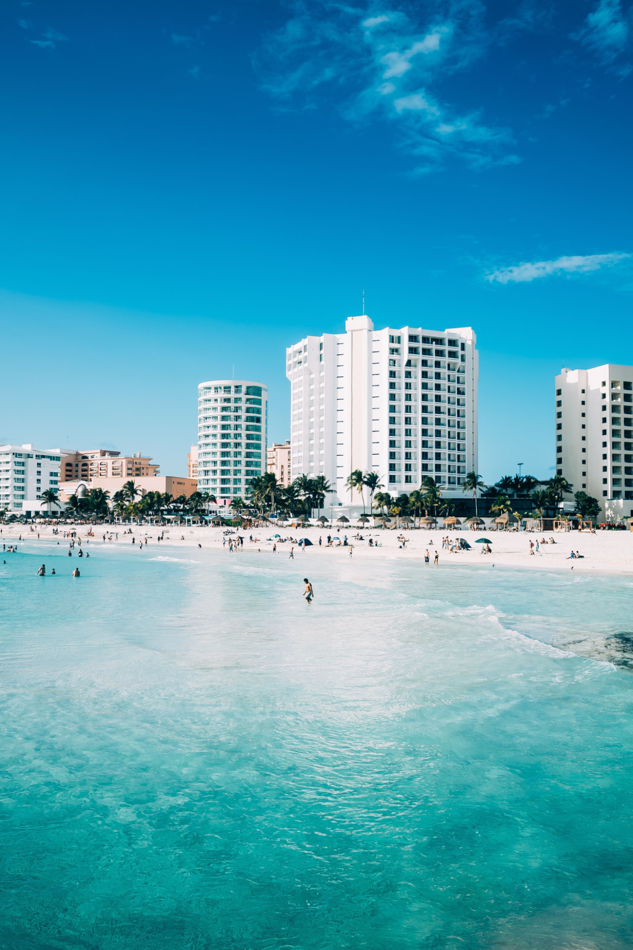 Hoteles y playa de la Zona Hotelera de Cancún con agua turquesa