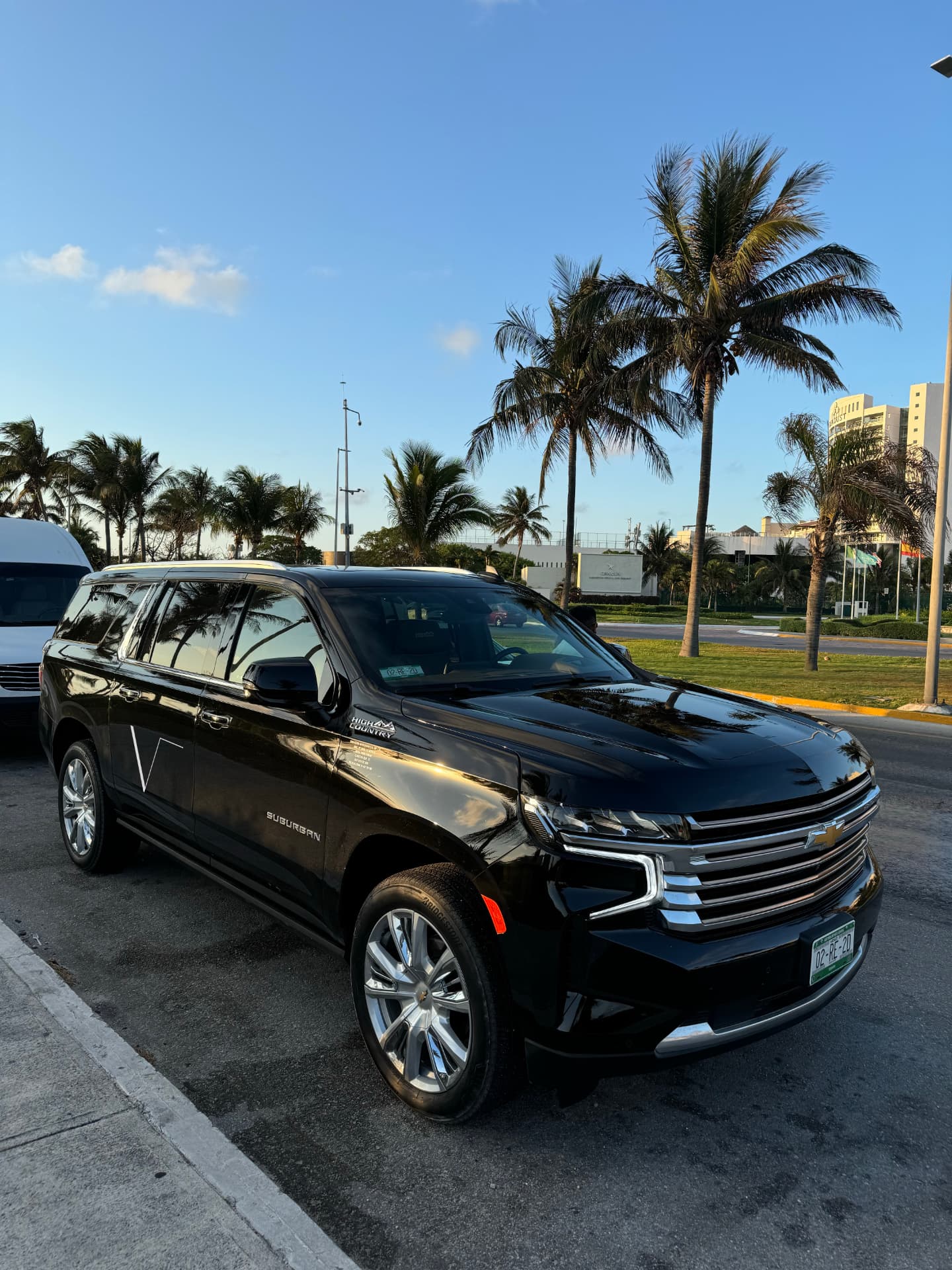 Chevrolet Suburban High Country negra entre palmeras en Cancún