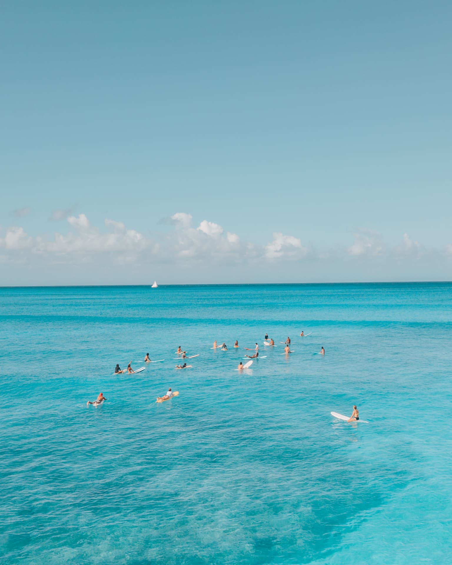 Surfistas en el agua turquesa de Playa Mujeres