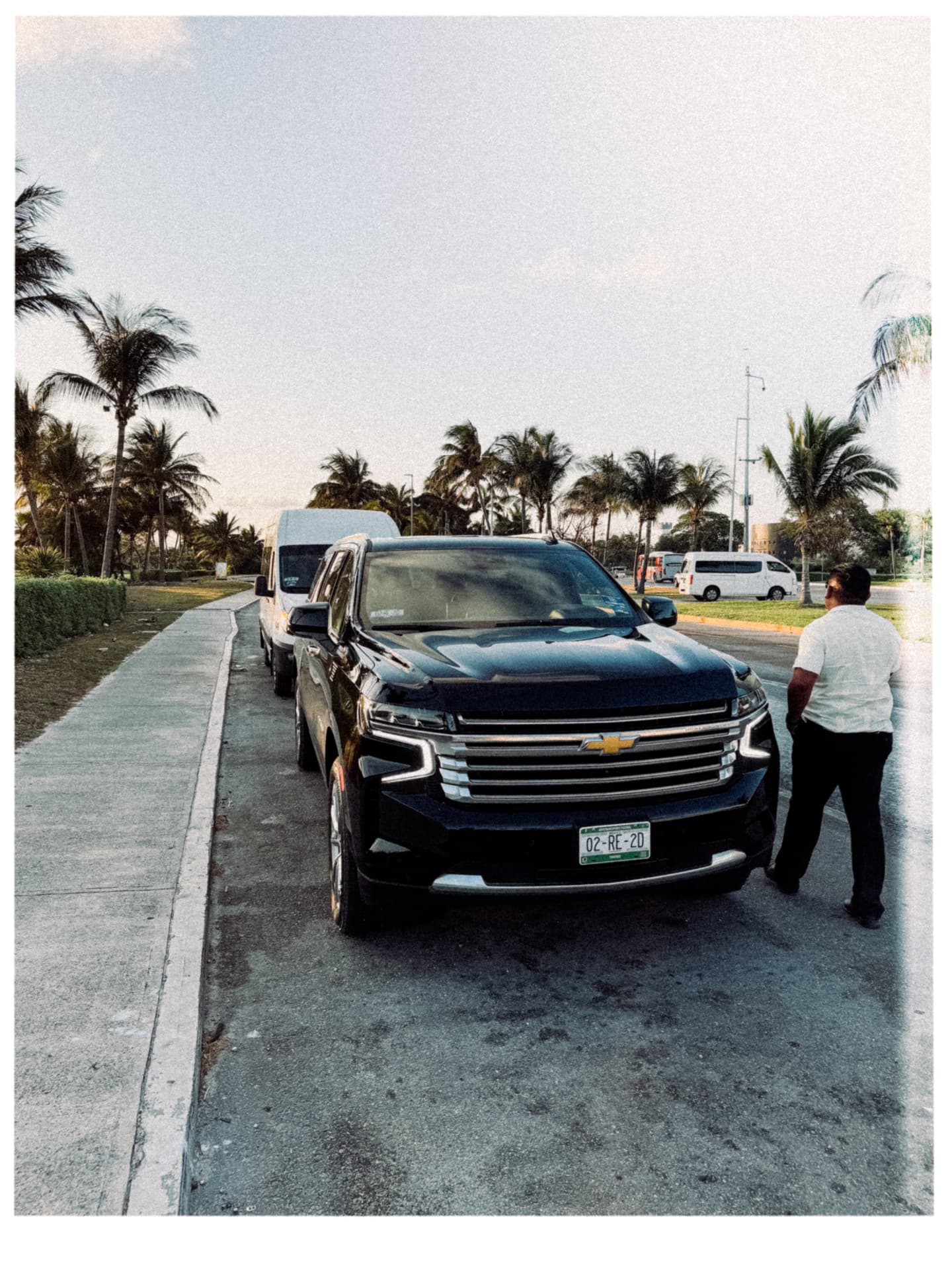 Suburban y van esperando en la Zona Hotelera de Cancún