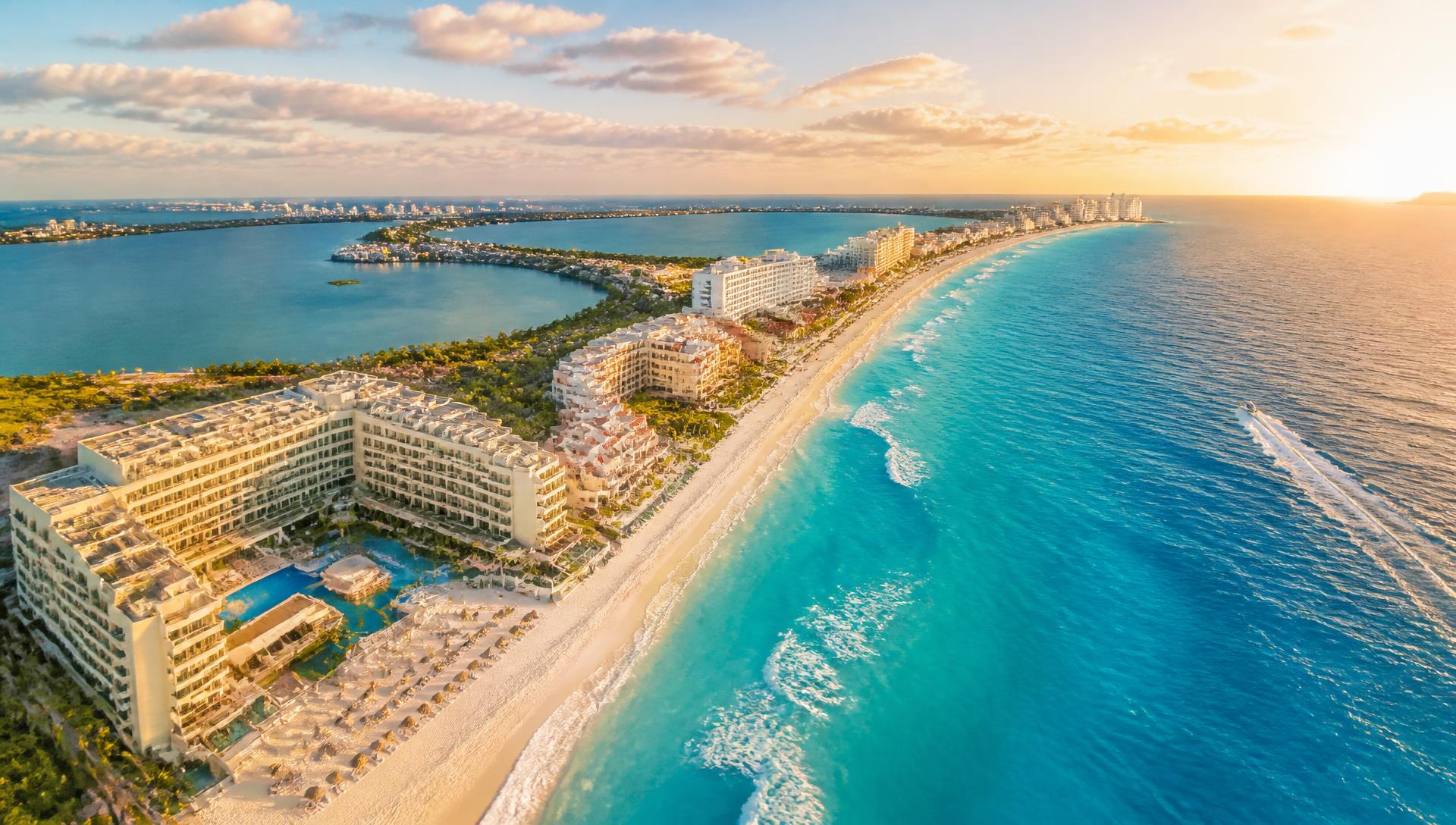 Vista aérea de la costa de la Zona Hotelera de Cancún y su agua turquesa